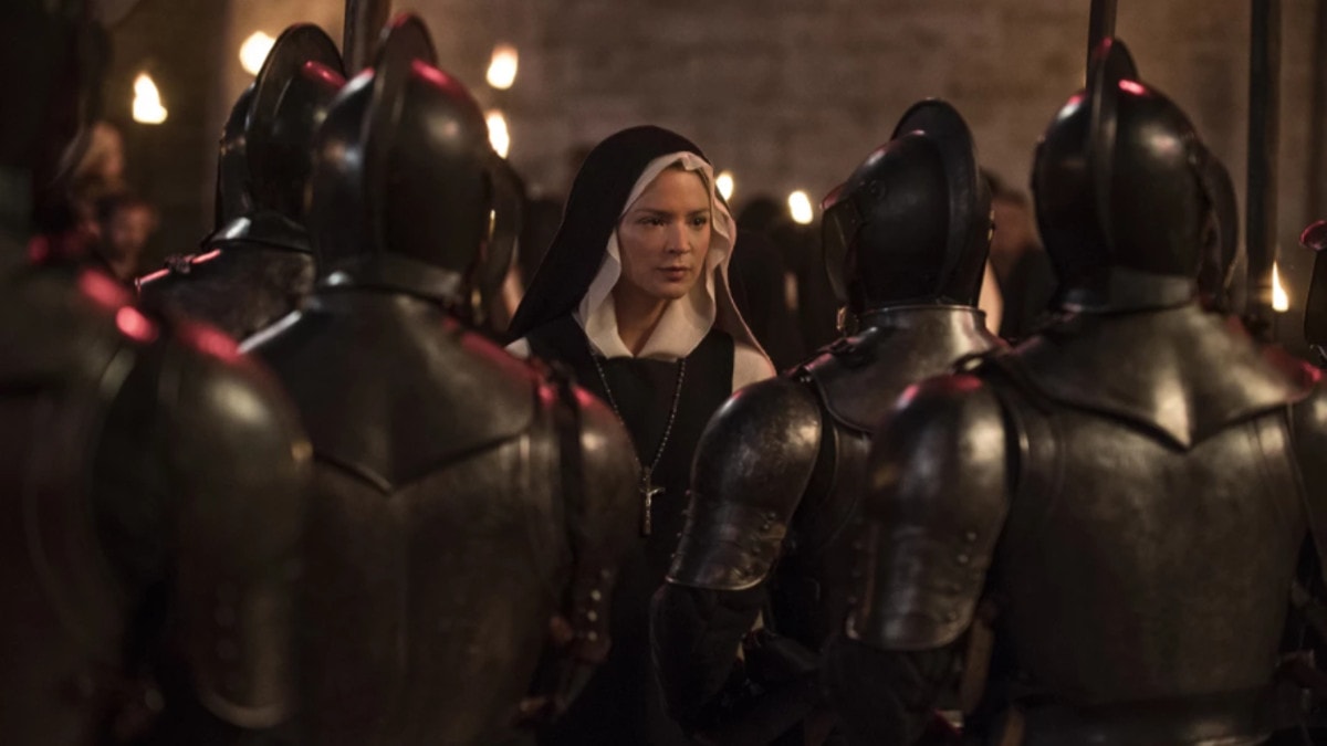 Virginie Efira au milieu de soldats dans Benedetta