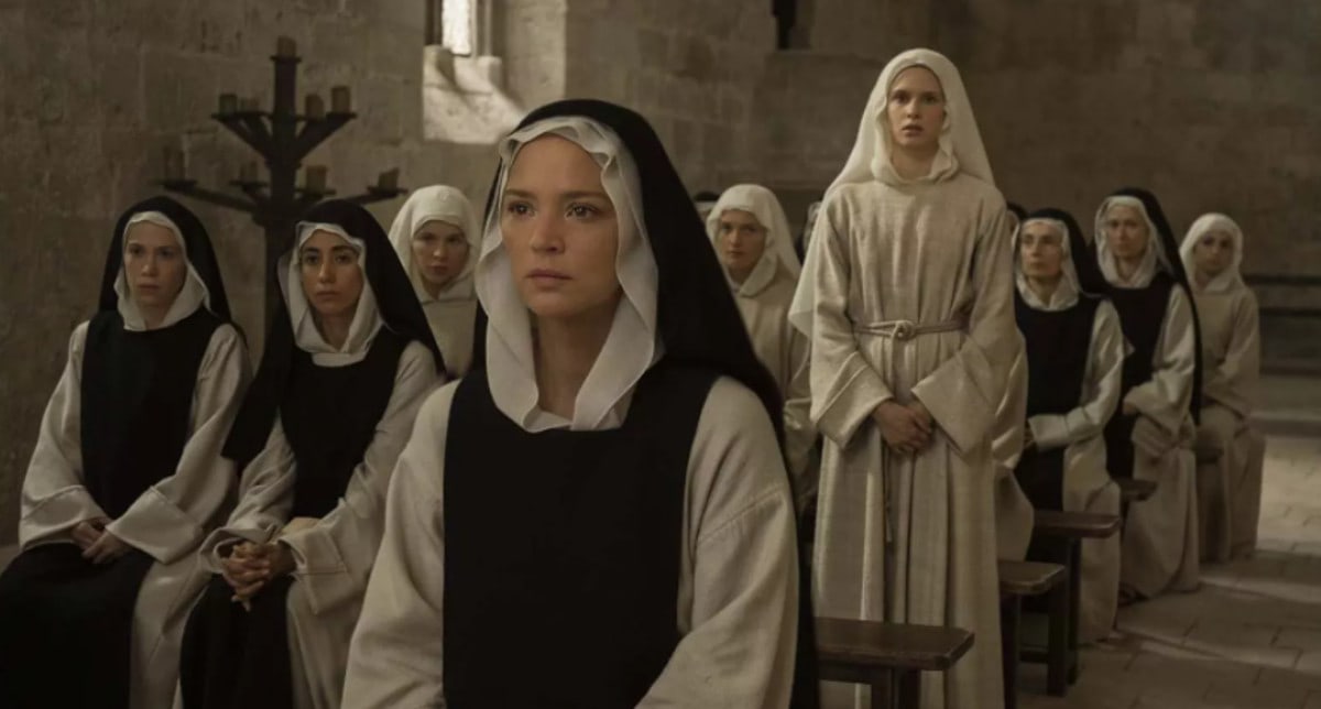 Daphne Patakia et Virginie Efira durant une messe à l'église dans Benedetta