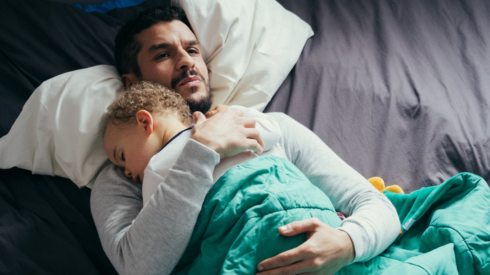 Mehdi (Soufiane Guerrab) avec le bébé dans ses bras dans De bas étage