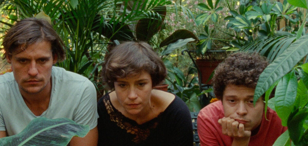 Crista Alfaiate, Carloto Cotta et João Nunes Monteiro assis dans la forêt dans Journal de Tûoa