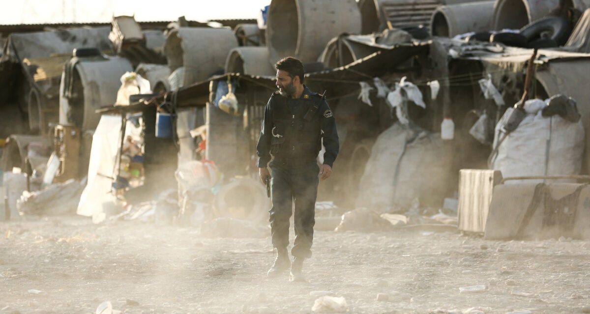 Samad (Payman Maadi) dans le bidonville des drogués de Téhéran dans La Loi de Téhéran