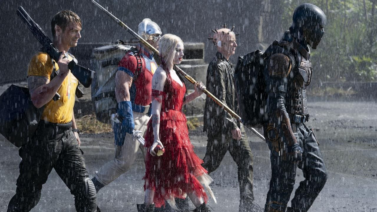 Margot Robbie, Peter Capaldi, Idris Elba, Joel Kinnaman et John Cena marchent sous la pluie dans The Suicid Squad
