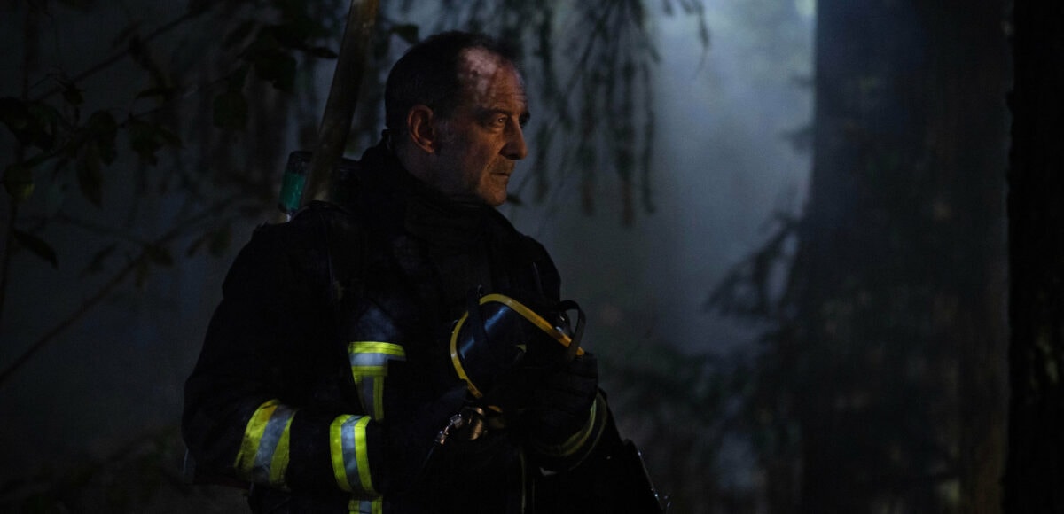 Vincent Lindon durant une intervention des pompiers dans Titane