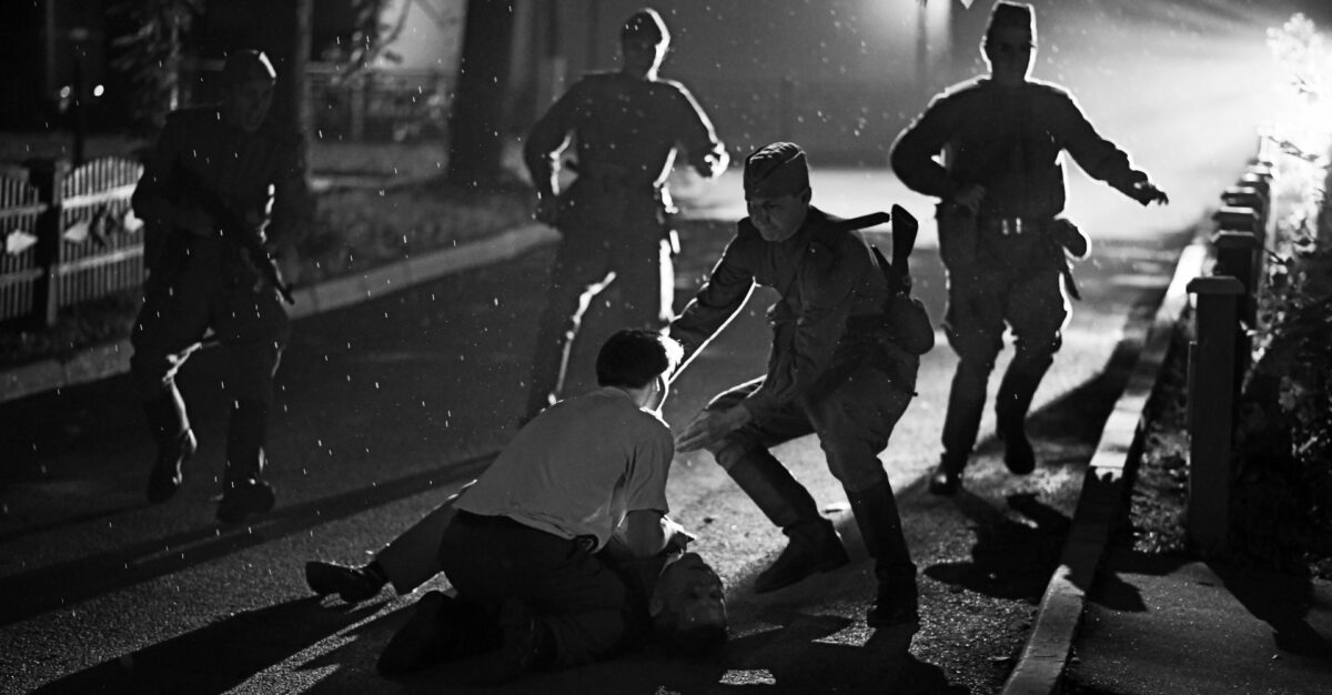 Un combat dans la rue entre révolutionnaires dans Chers Camarades !