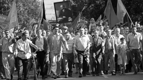 Les ouvriers en révolte dans Chers Camarades !