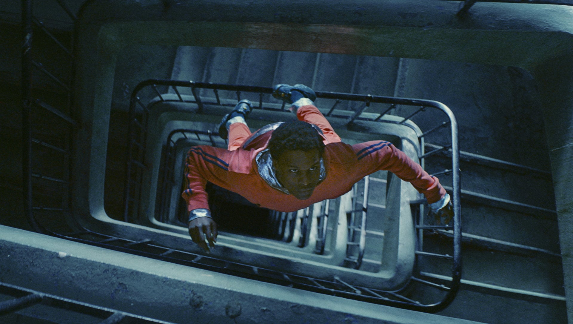 Youri (Alséni Bathily) vole à travers la cage d'escalier de son immeuble dans Gagarine