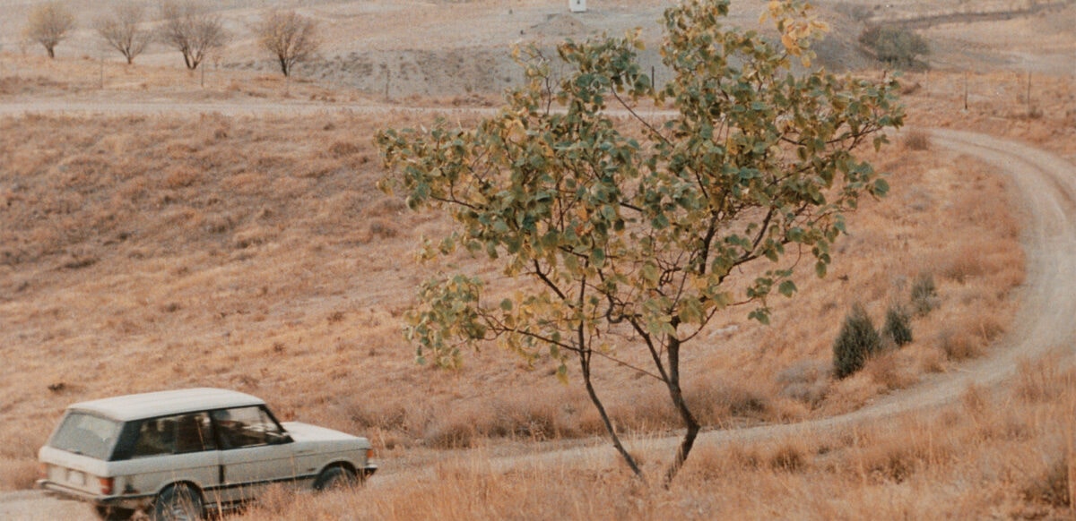 La voiture de M. Badii circule dans le désert dans Le Goût de la cerise