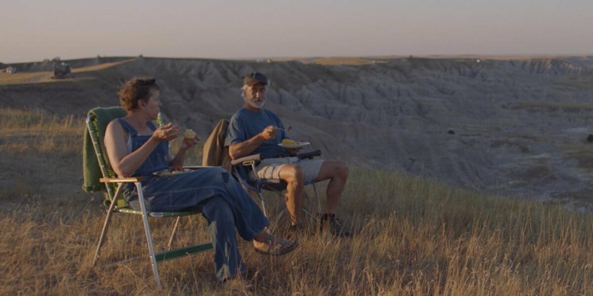 Fern (Frances McDormand) et Dave (David Strathairn) assis près de leur camping-car dans le désert dans Nomadland