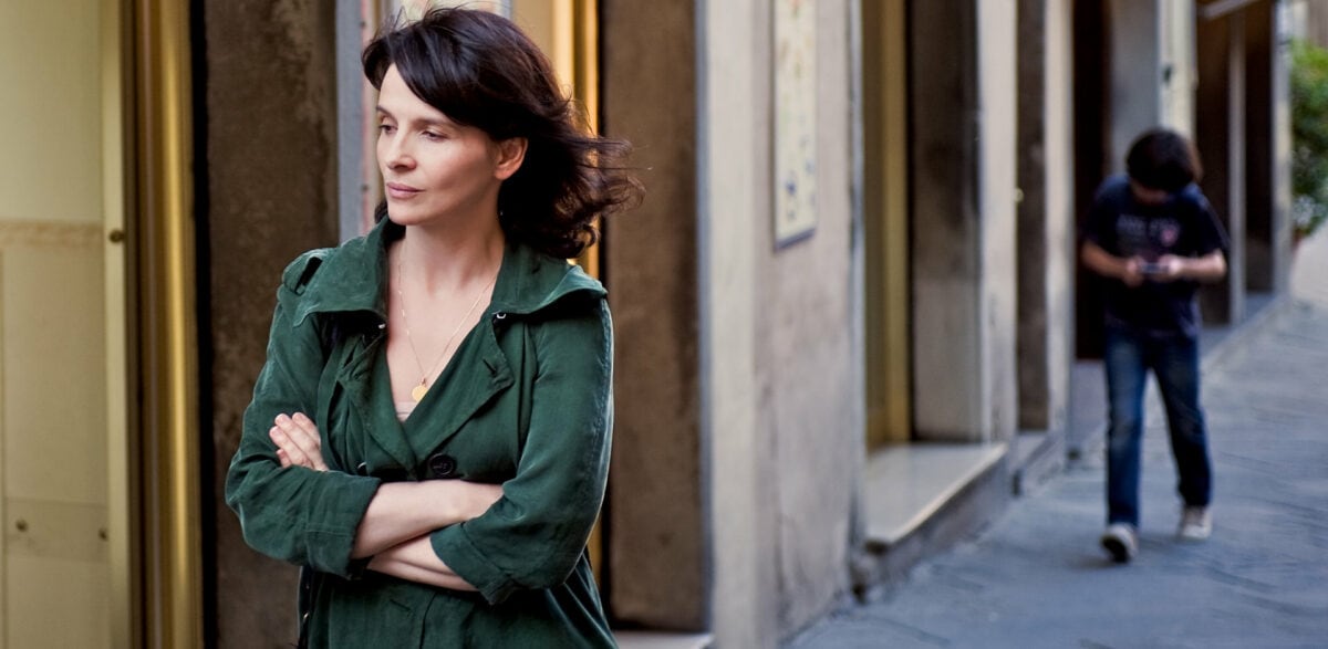 Juliette Binoche dans la rue dans Copie conforme