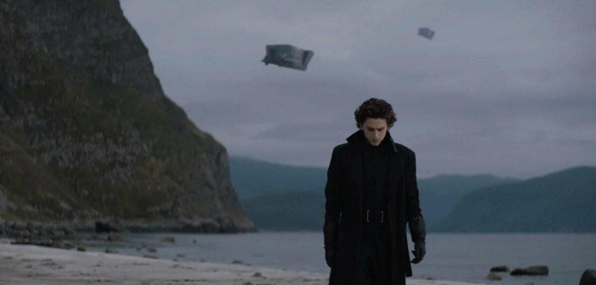 Paul Atréides (Timothée Chalamet) et des vaisseaux spatiaux dans Dune