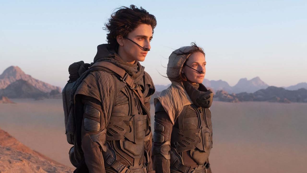 Paul Atréides (Timothée Chalamet) et sa mère dans le désert dans Dune