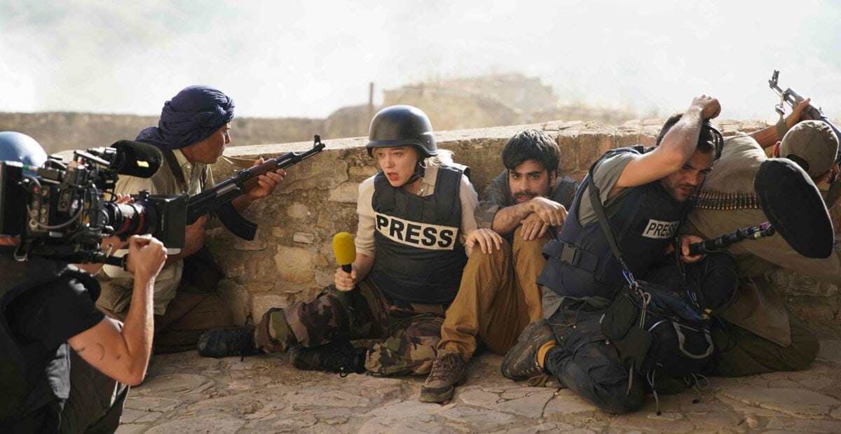 France De Meurs (Léa Seydoux) en reportage sur le front d'une guerre dans France