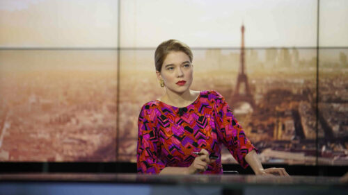 France De Meurs (Léa Seydoux) sur un plateau de télévision dans France