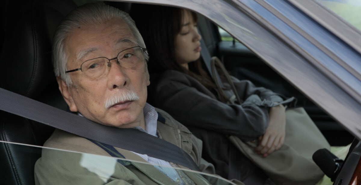 Rin Takanashi et Tadashi Okuno dans une voiture dans Like Someone in Love