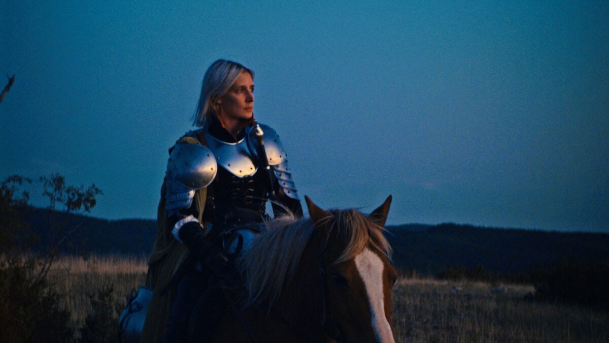 Lucie (Lucie Debay) en armure et sur son cheval dans les montagnes dans Lucie perd son cheval