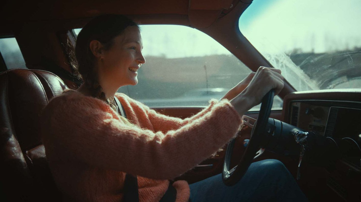 Clarisse (Vicky Krieps) au volant de sa voiture dans Serre moi fort