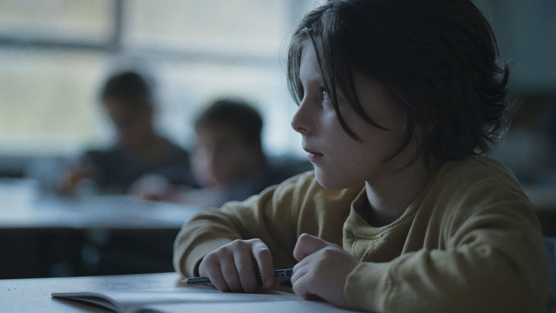 Nora (Maya Vanderbeque) en cours dans son école dans Un monde