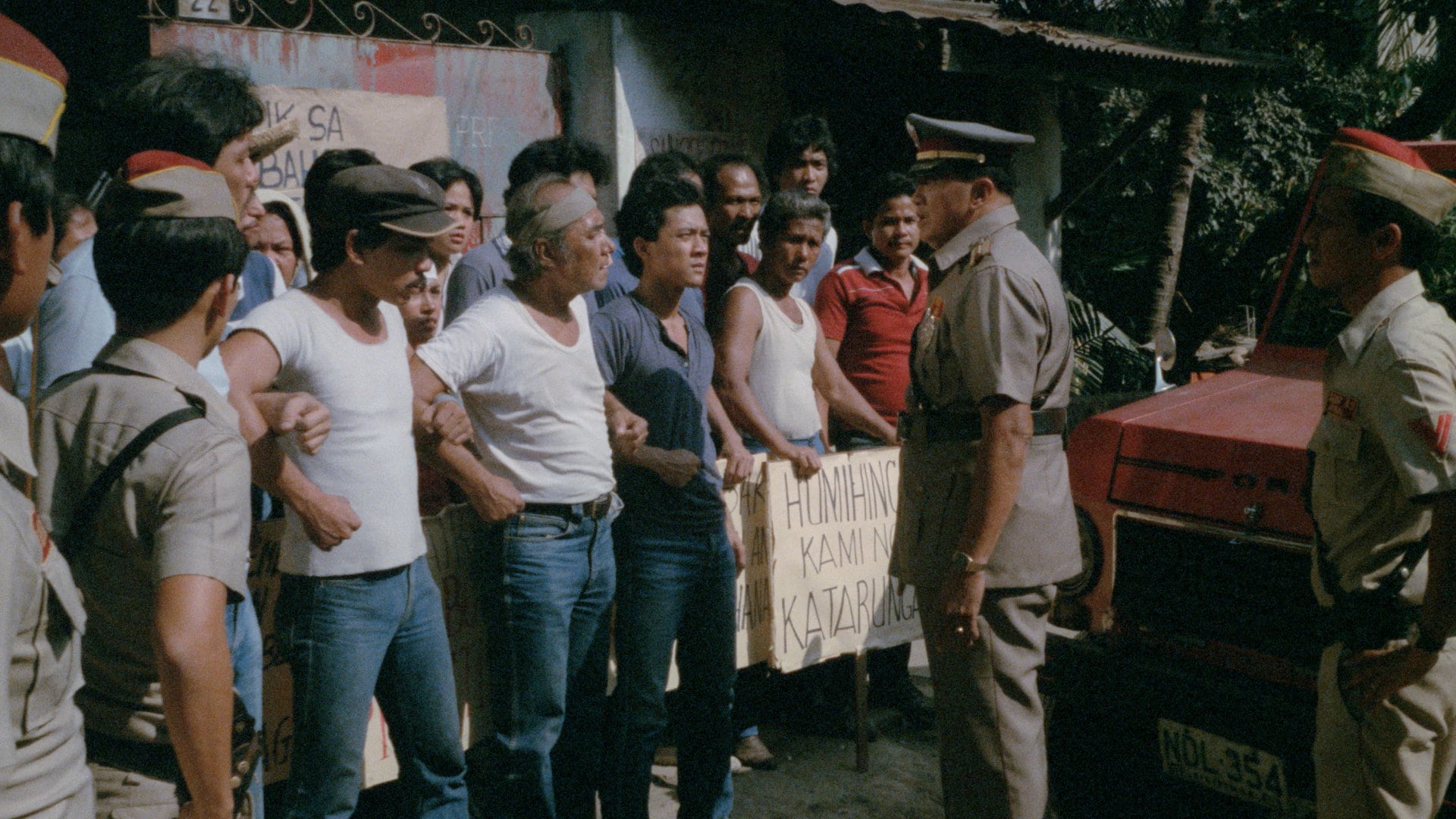 Les ouvriers en colère dans Bayan ko