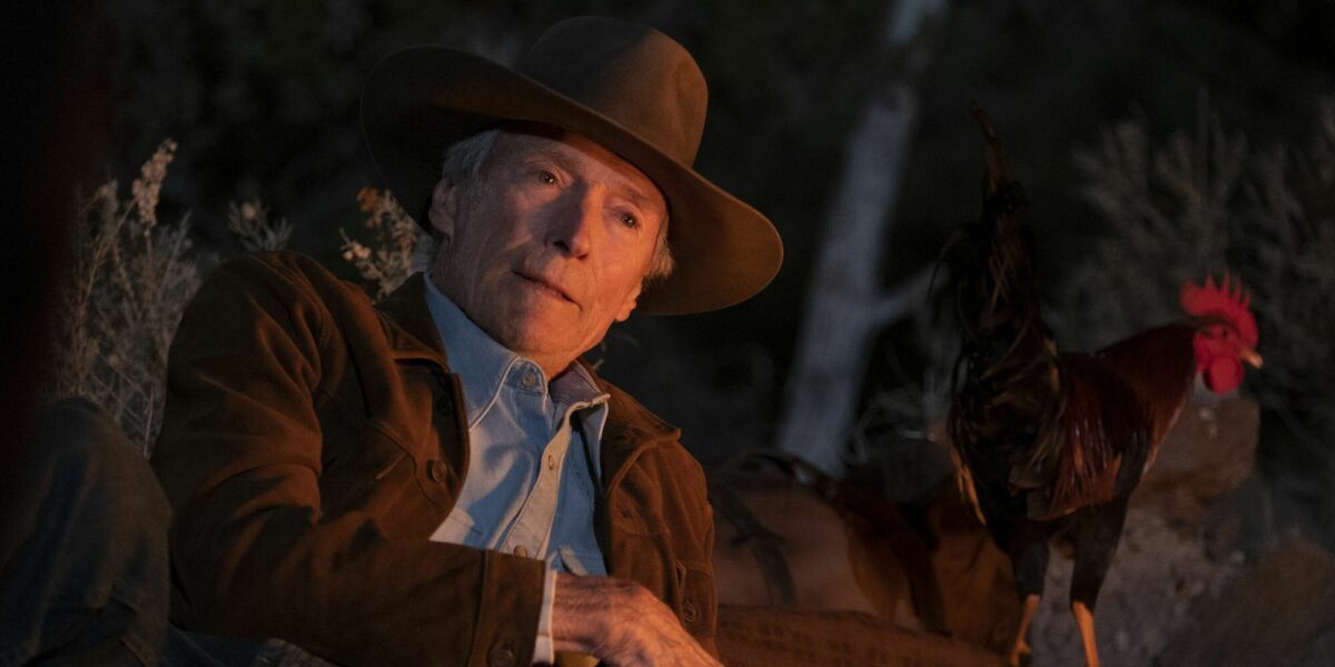 Mike (Clint Eastwood) au coin du feu dans la nuit dans Cry Macho