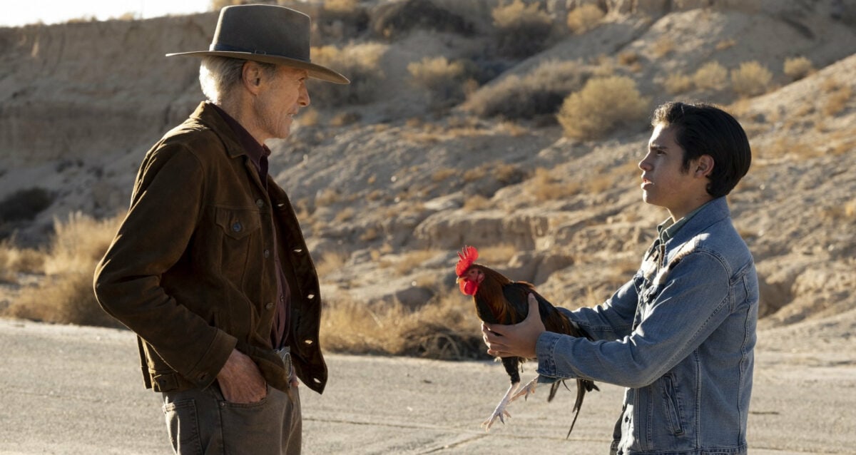 Rafa (Eduardo Minett) donne un coq à Mike (Clint Eastwood) dans Cry Macho