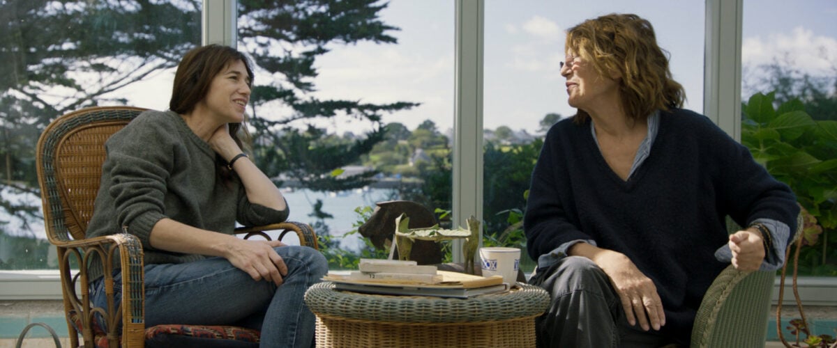 Jane Birkin et Charlotte Gainsbourg discutent sur la terrasse de leur maison de campagne dans Jane par Charlotte