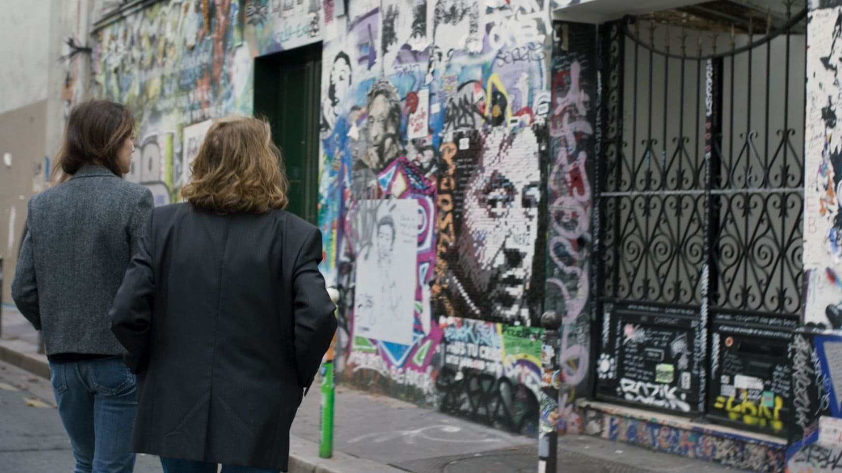 Jane Birkin et Charlotte Gainsbourg devant la maison (musée) de Serge Gainsbourg à Paris dans Jane par Charlotte