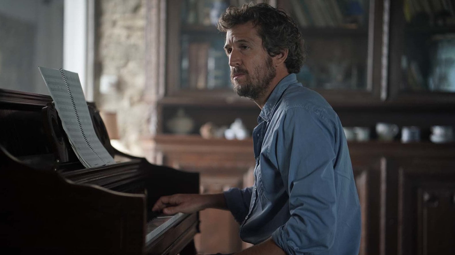 Guillaume Canet au piano dans Lui