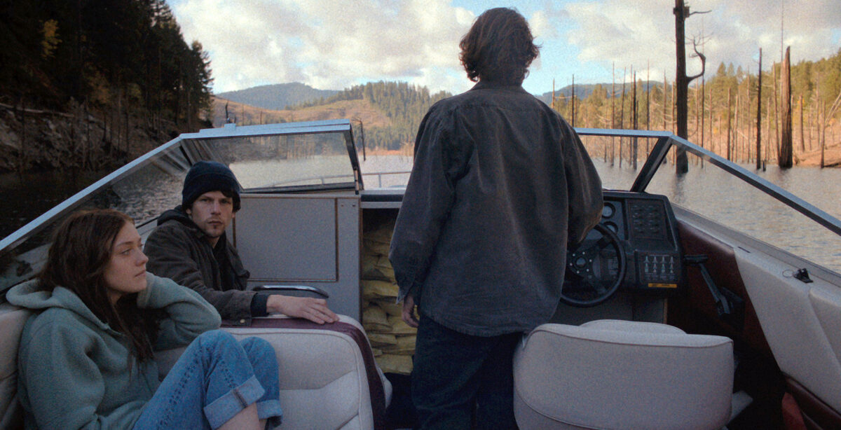 Jesse Eisenberg, Dakota Fanning et Peter Sarsgaard sur leur bateau dans Night Moves