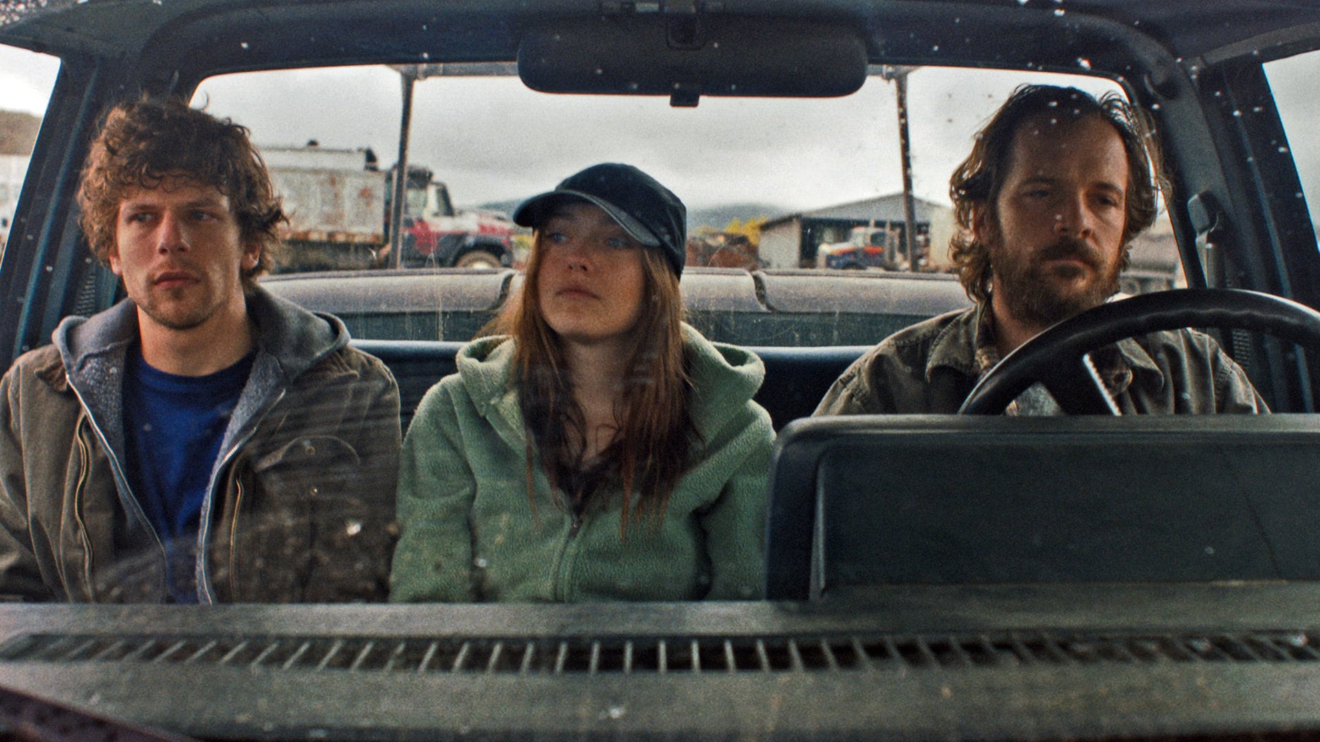 Jesse Eisenberg, Dakota Fanning et Peter Sarsgaard en voiture dans Night Moves