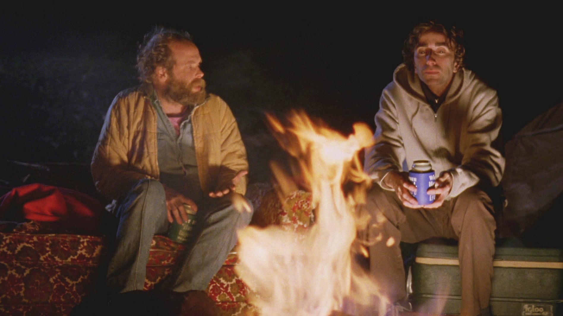 Daniel London et Will Oldham autour d'un feu dans la forêt dans Old Joy