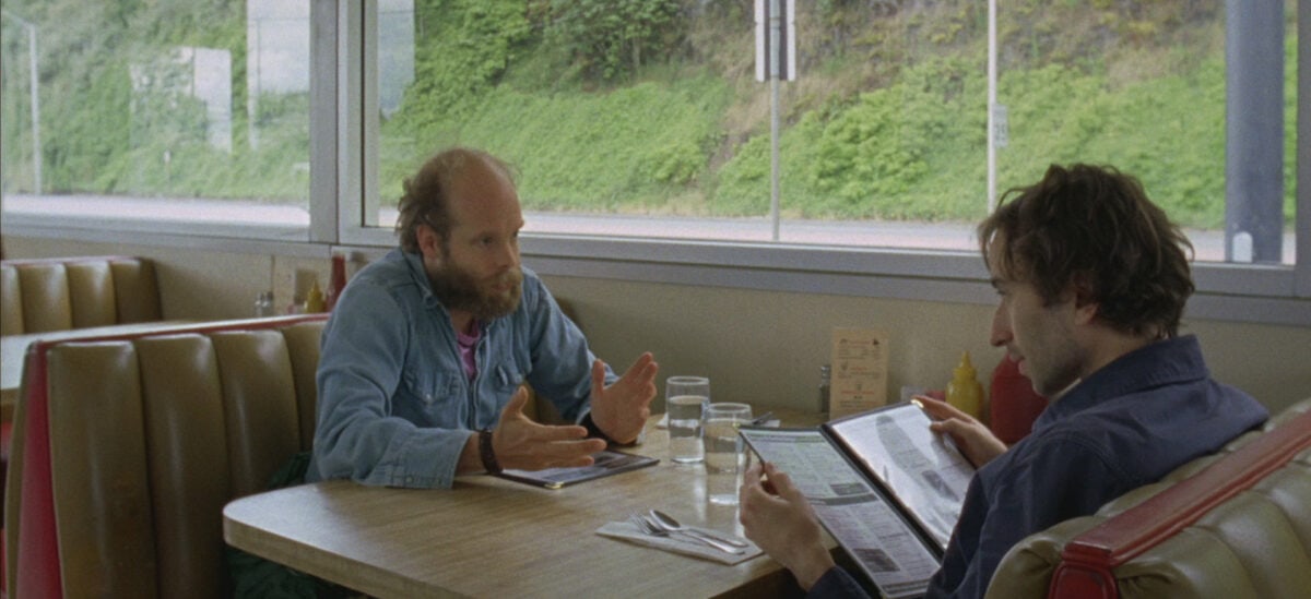 Daniel London et Will Oldham dans un restaurant dans Old Joy