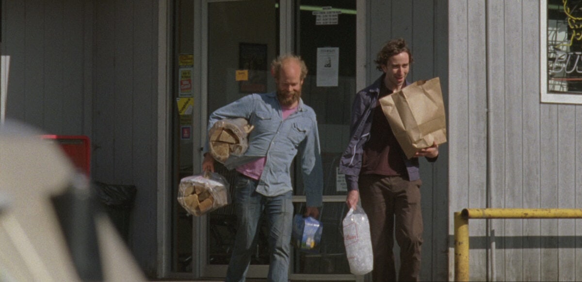 Daniel London et Will Oldham sortent d'un magasin avec leurs courses dans Old Joy