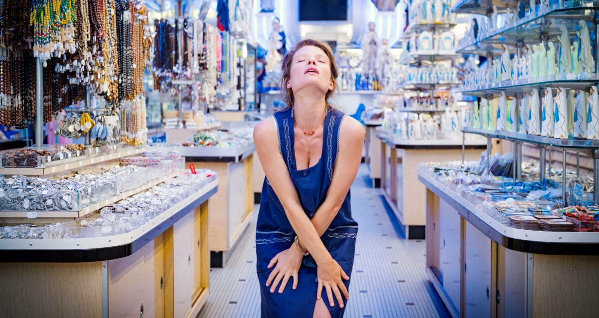 Jeannie (Mélanie Thierry) danse dans un magasin dans Tralala