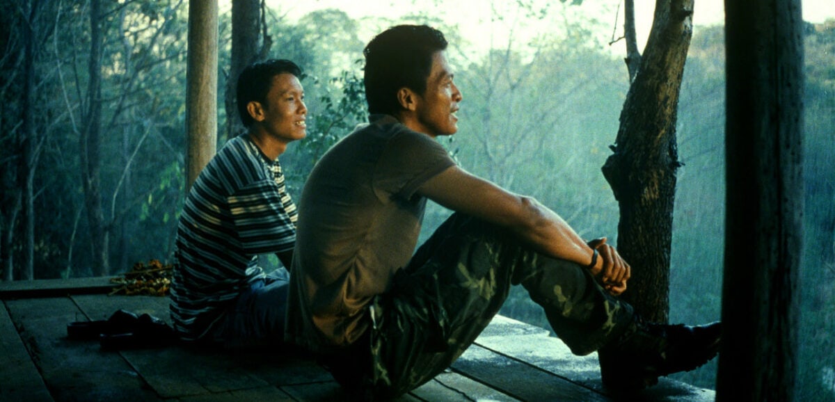 Keng (Banlop Lomnoi) et Tong (Sakda Kaewbuadee) assis dans la jungle dans Tropical Malady