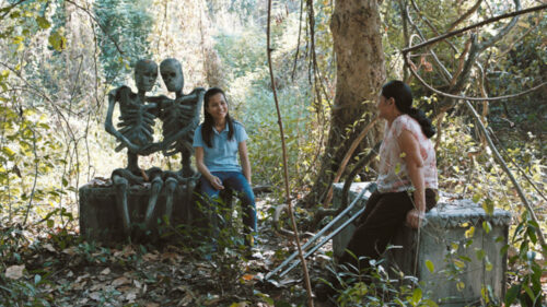 Jenjira Pongpas assise dans le cimetière dans Cemetery of Splendour