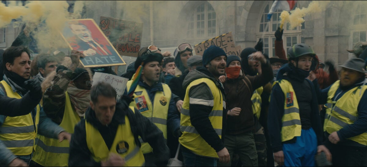 Pio Marmaï dans la foule de gilets jaunes dans La Fracture