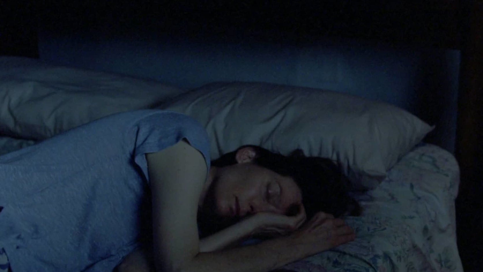 Une femme dort dans un film de l'installation Periphery of the Night