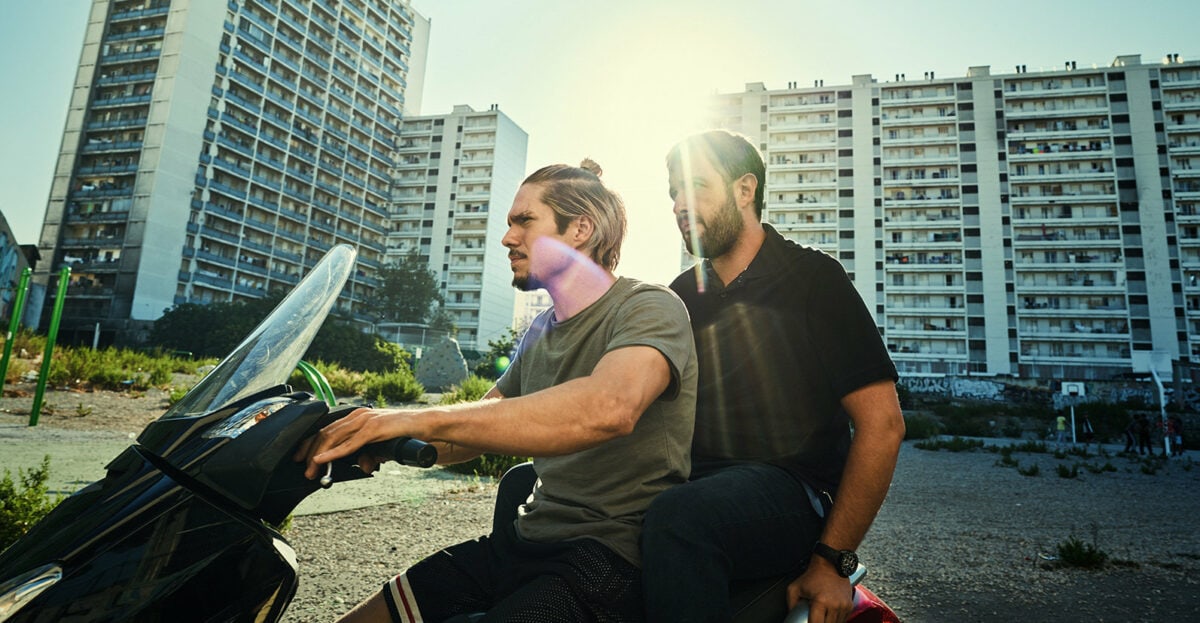 François Civil et Karim Leklou sur un scooter en mission en banlieue dans BAC Nord