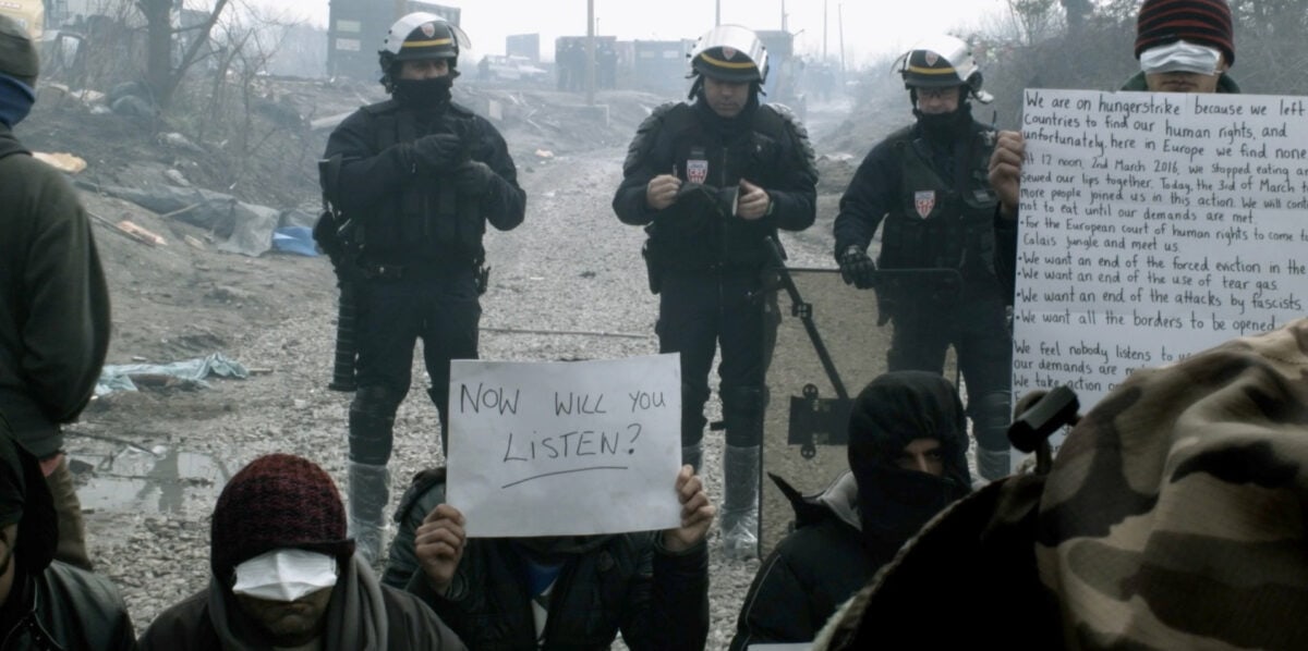 Les policiers derrière les migrants à Calais dans Fugitif où cours-tu ?