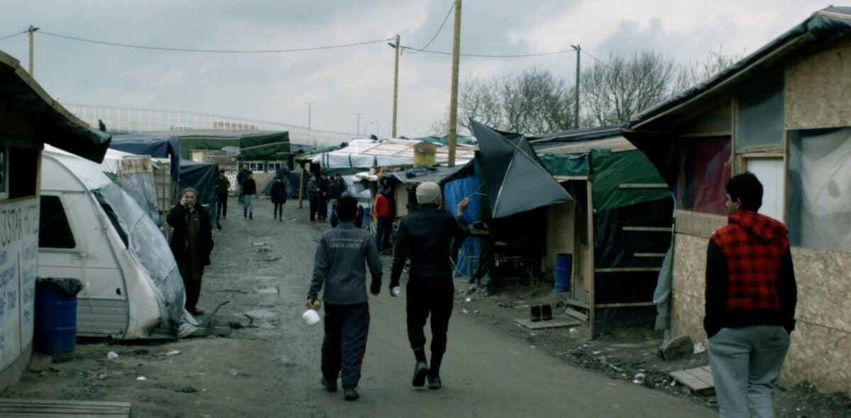 Des migrants dans la jungle de Calais dans L’Héroïque lande
