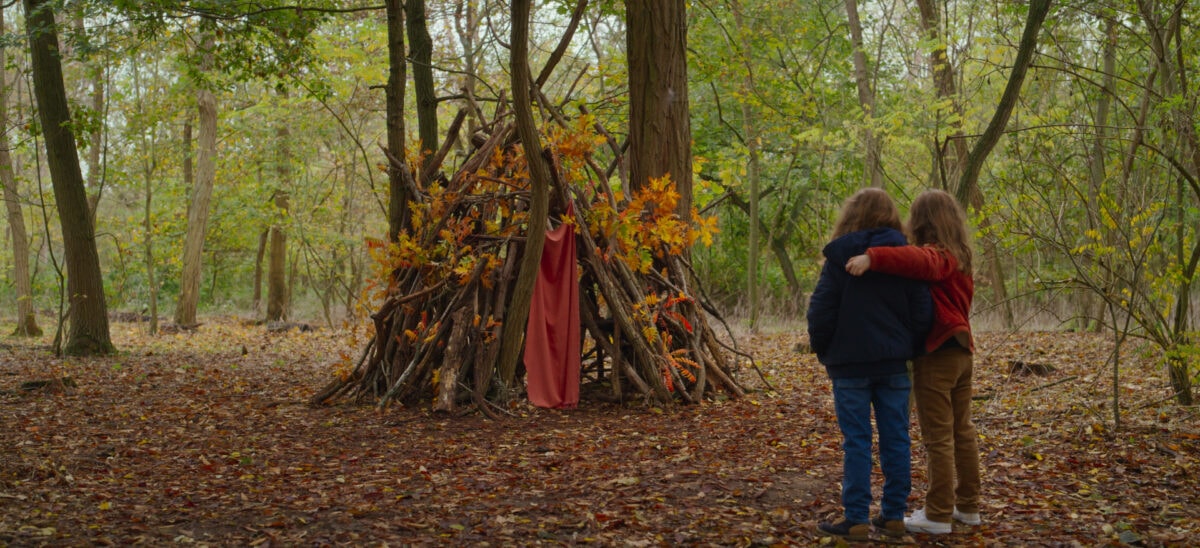 Les deux petites filles devant leur cabane dans les bois dans Petite Maman