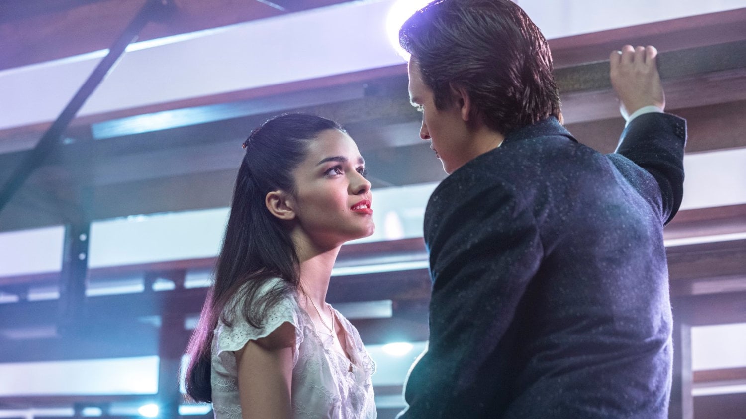 Tony (Ansel Elgort) et Maria (Rachel Zegler) se rencontrent au bal dans West Side Story