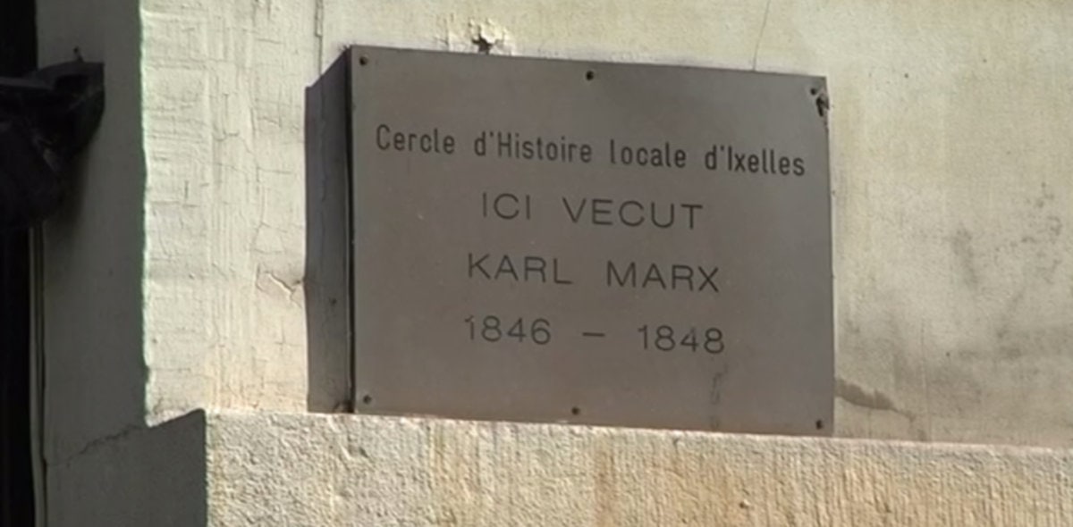 Une plaque en l'honneur de Karl Marx dans Karl Marx à Bruxelles