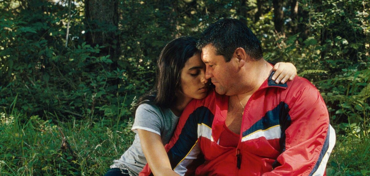 Armand (Ludovic Berthillot) et Curly (Hafsia Herzi) s'embrassent dans la forêt dans la forêt dans Le Roi de l'évasion