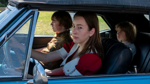 Alana Haim et Cooper Hoffman dans leur voiture dans Licorice Pizza