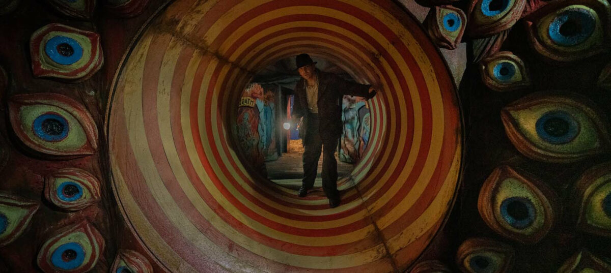 Stanton Carlisle (Bradley Cooper) déambule dans les méandres du freakshow dans Nightmare Alley