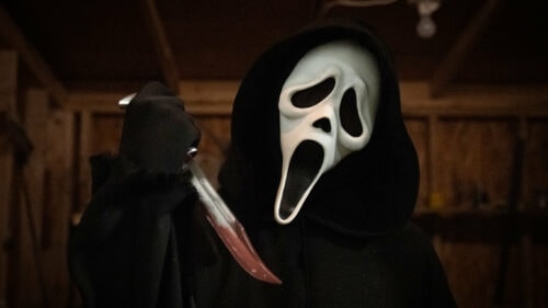 Ghostface se met en scène dans Scream