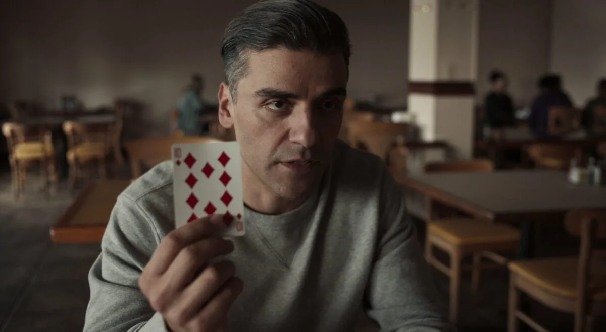 William Tell (Oscar Isaac) montre une carte du poker dans The Card Counter