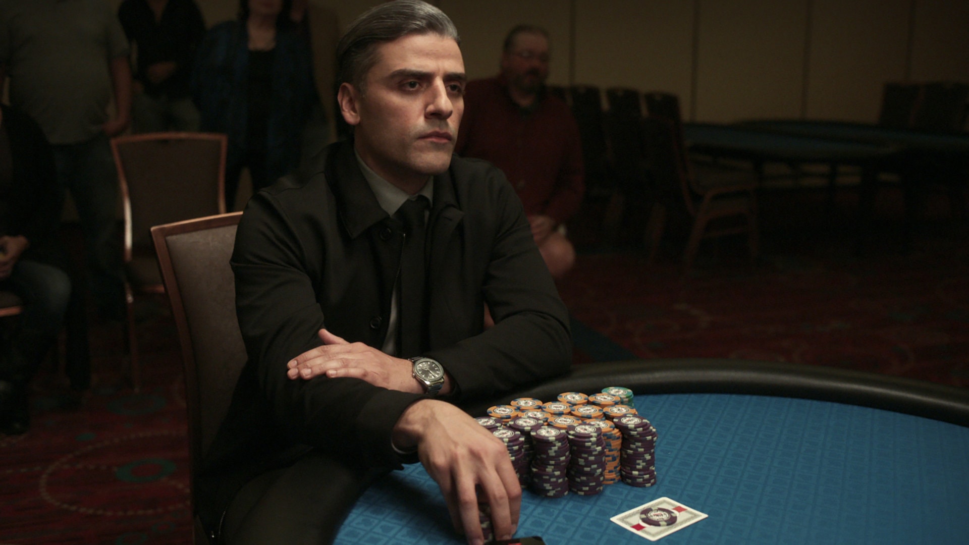 William Tell (Oscar Isaac) joue au poker dans The Card Counter