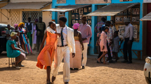 Samba (Stéphane Bak) et Lara (Alice Da Luz Gomes) dans les rues de Bamako dans Twist à Bamako